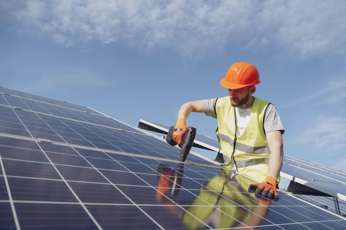 porteur d'epi travaillant sur un panneau solaire